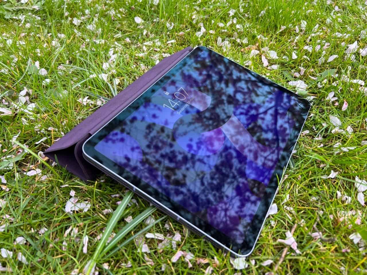 iPad Air 2022 review: scherm aan in de buitenlucht.
