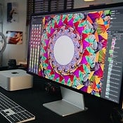 Vrouw met Mac Studio en Studio Display.