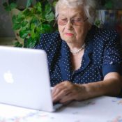 Oudere vrouw met MacBook