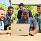 Groep ontwikkelaars rondom MacBook Pro