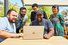 Groep ontwikkelaars rondom MacBook Pro