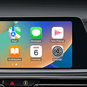 CarPlay in iOS 16 met achtergrond.