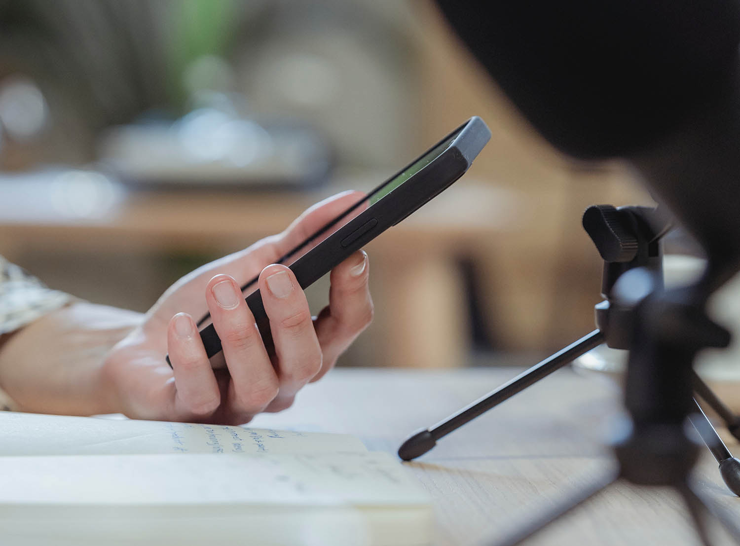 Kijken op iPhone scherm: handen van een man