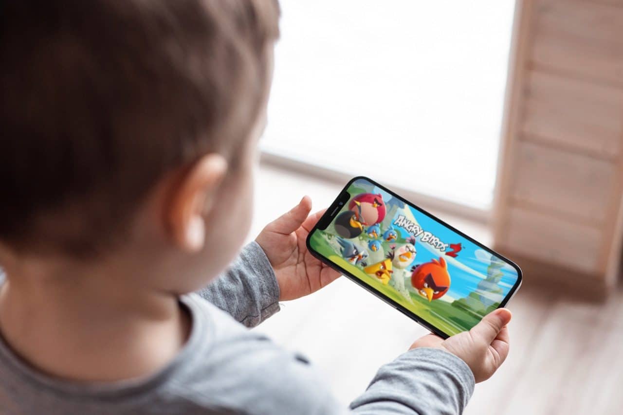 Kind met Angry Birds spelletje op iPhone