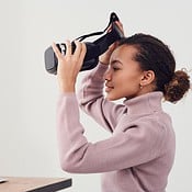 Vrouw met AR/VR headset