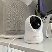 VOCOlinc Opto Smart Indoor Camera VC1 op bureau