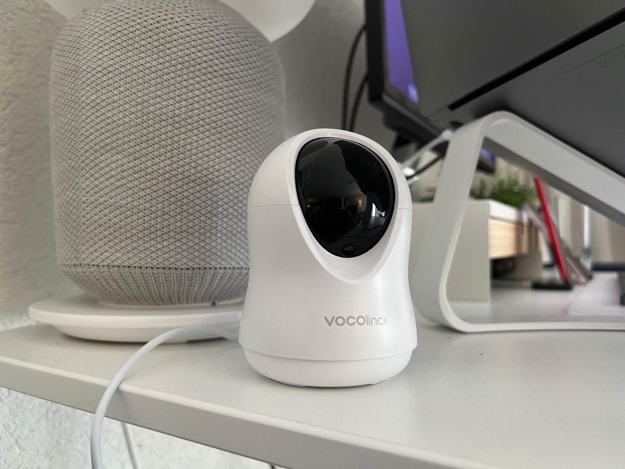VOCOlinc Opto Smart Indoor Camera VC1 op bureau met Privacy Mode aan