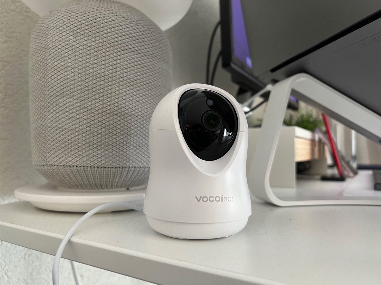 VOCOlinc Opto Smart Indoor Camera VC1 op bureau