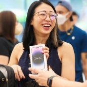 Vrouw koopt nieuwe iPhone in Apple Store