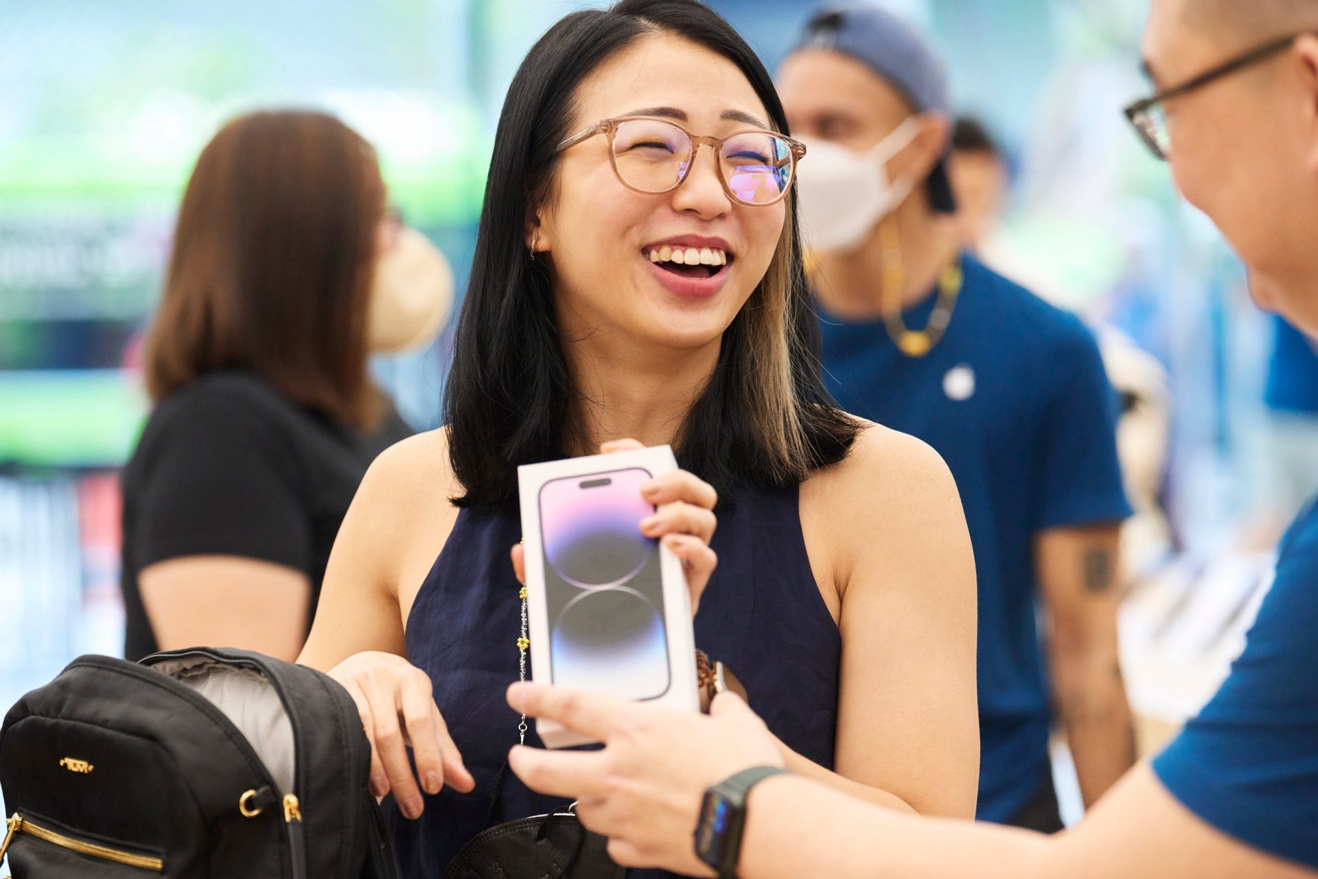 Vrouw koopt nieuwe iPhone in Apple Store