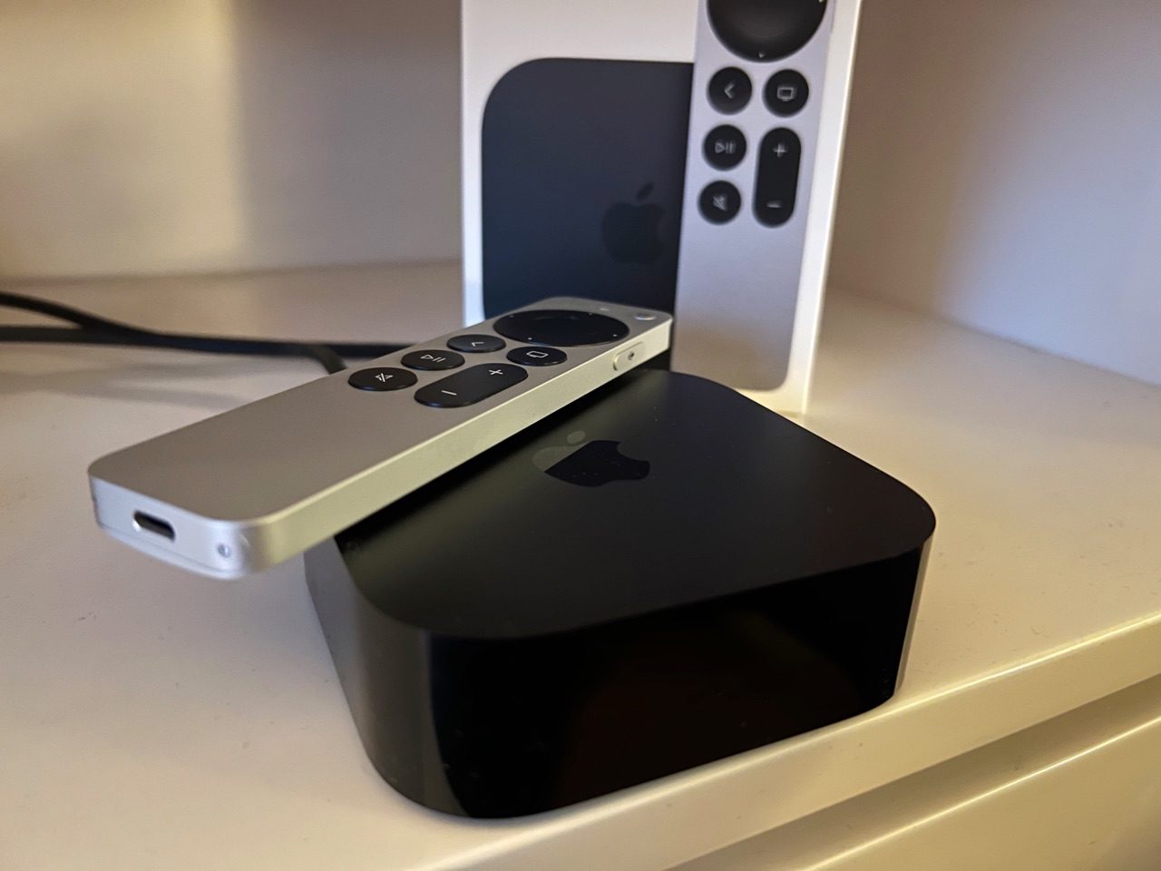 Apple TV 4K 2022 review met doos en remote