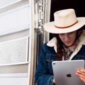 Vrouw met iPad in de sneeuw