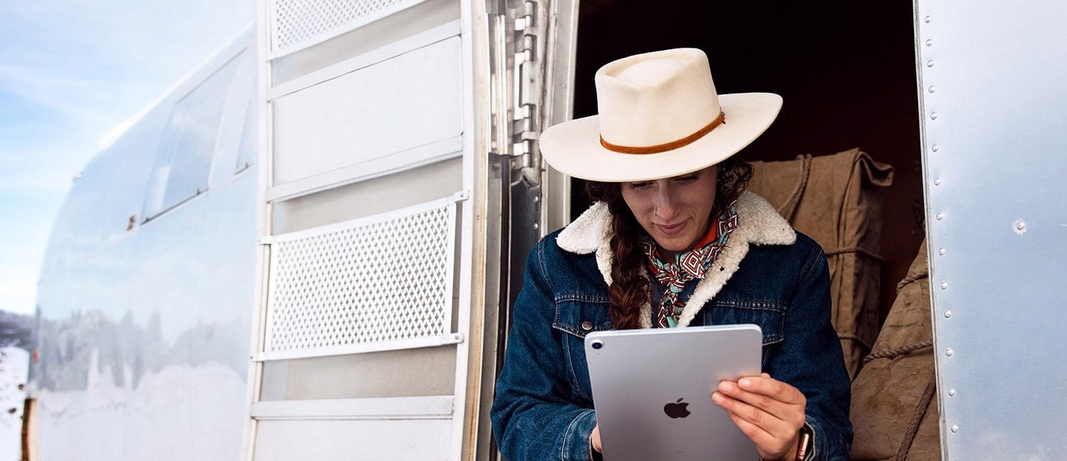 Vrouw met iPad in de sneeuw