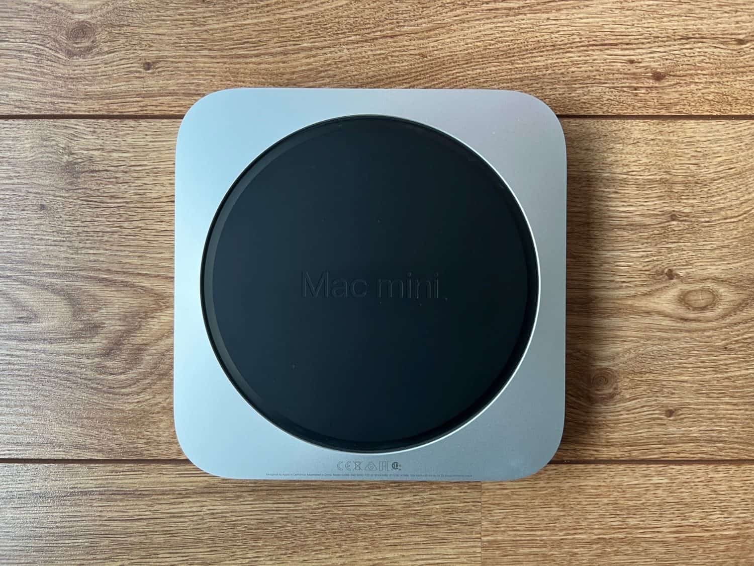 Mac mini 2023 M2 review: logo aan onderkant