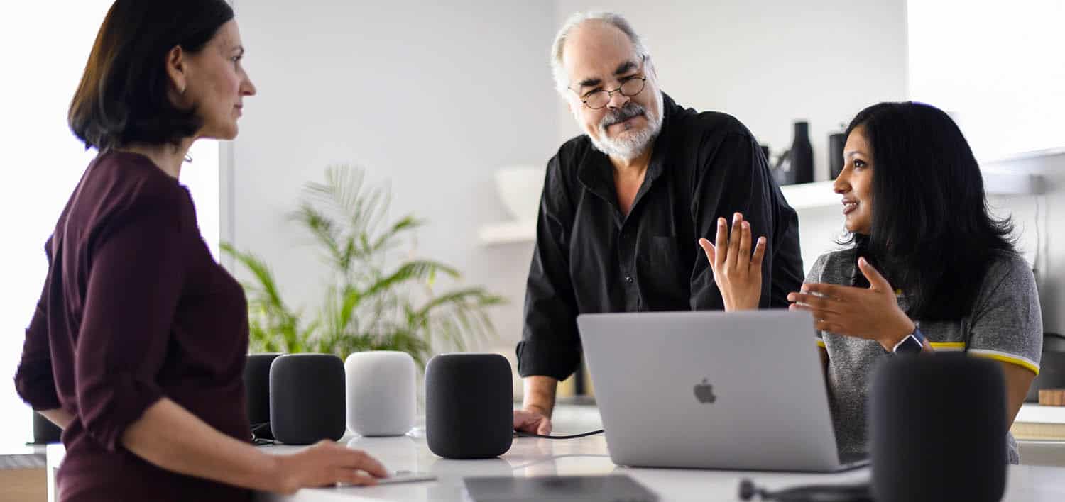 Apple-medewerkers met MacBook en HomePods