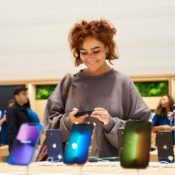 Vrouw in Apple Brompton Road met iPhones